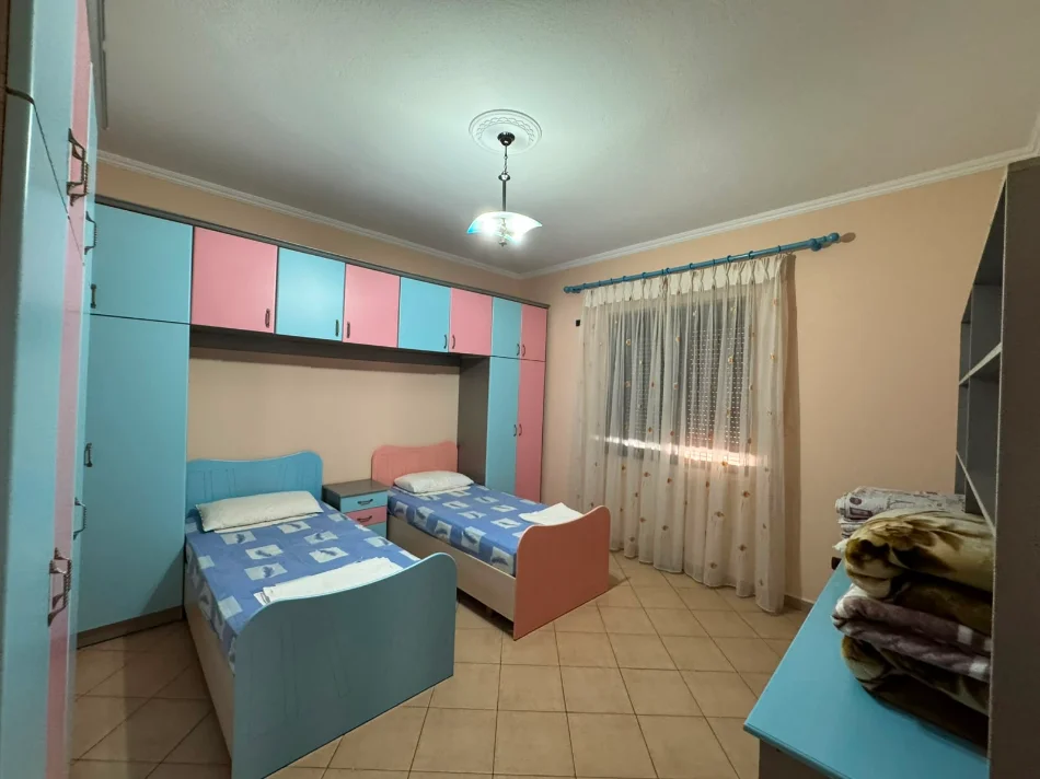 Tirane, jepet me qera apartament 2+1+Aneks+Ballkon Kati 2, 150 m² 500 € (ne rrugen Ram Sadria Tirane.)