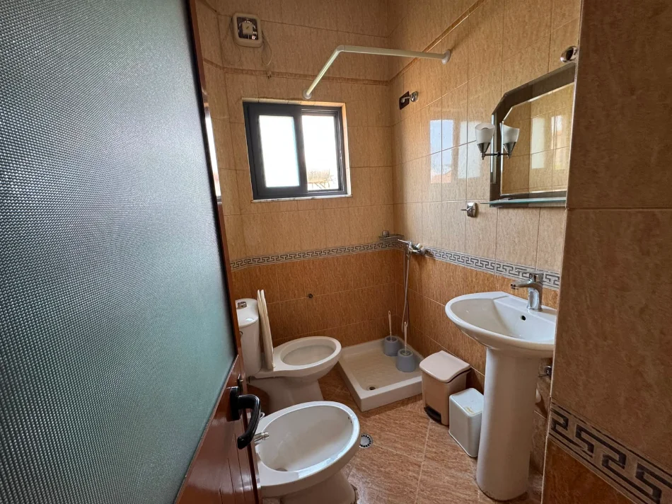 Tirane, jepet me qera Vile 2+1+Aneks+Ballkon Kati 2, 118 m² 500 € (rruga Ram Sadria Tirane)