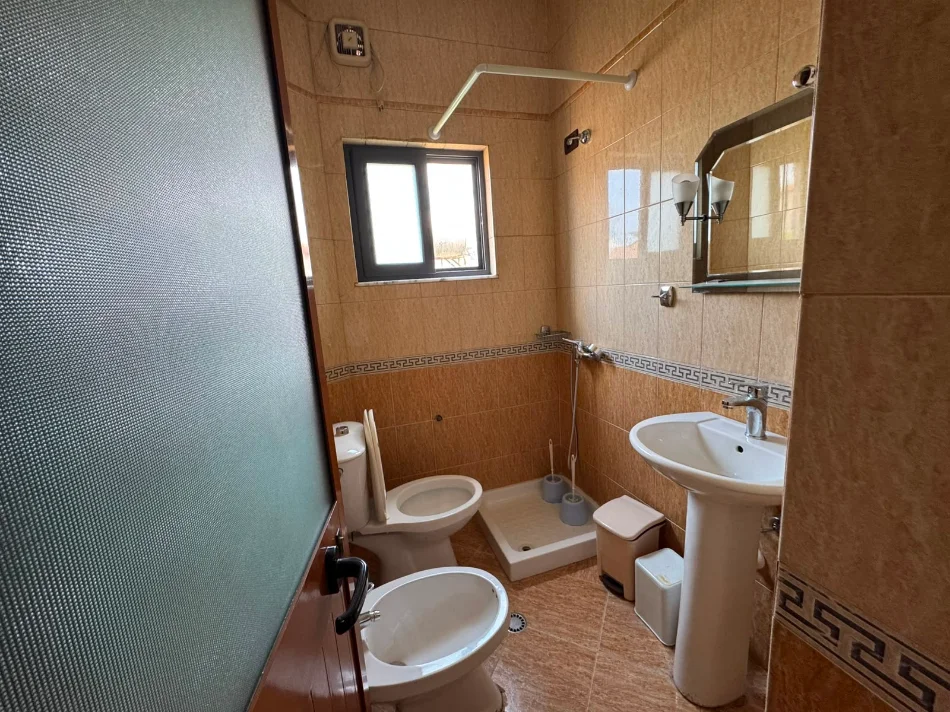 Tirane, jepet me qera Vile 2+1+Aneks+Ballkon Kati 2, 148 m² 500 € (ne rrugen Ram Sadria Tirane.)