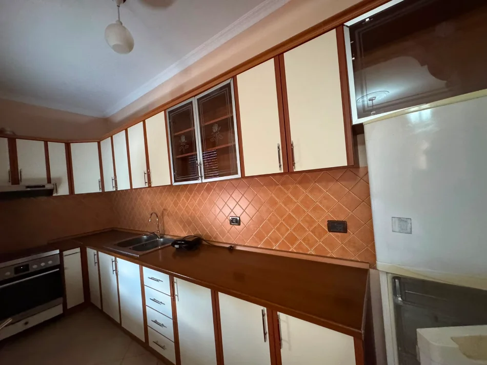 Tirane, jepet me qera apartament 2+1+Aneks+Ballkon Kati 2, 138 m² 500 € (ne rrugen Ram Sadria Tirane)