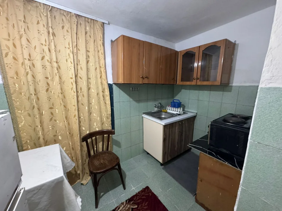 Tirane, jepet me qera garsonier Kati 0, 27 m² 200 € (ne rrugen Gaqo Tashko Tirane)