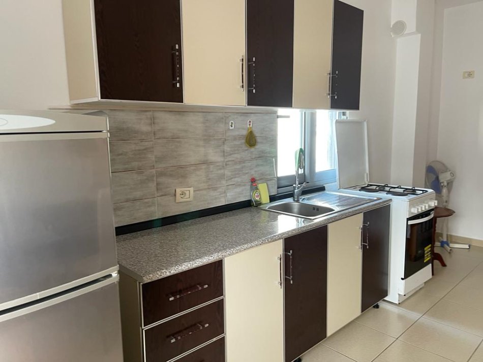 Himare, jepet me qera apartament 1+1+Ballkon Kati 2, 60 m² 40 €/nata  (Spitali i Himares)