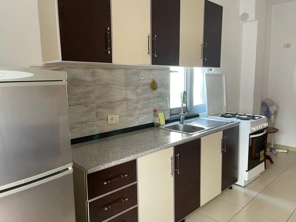Himare, jepet me qera apartament 1+1+Ballkon Kati 2, 60 m² 40 €/nata  (Spitali i Himares)