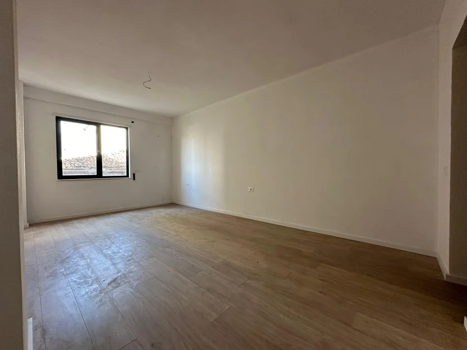 Tirane, jepet me qera apartament 1+1 Kati 2, 81 m² 500 € (Rruga Qemal Stafa)
