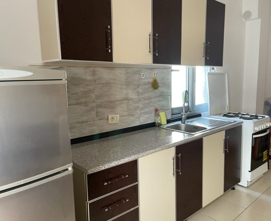 Himare, jap me qera apartament 1+1+Ballkon Kati 1, 65 m² 100 €/nata (Afer Spitalit te Himares)