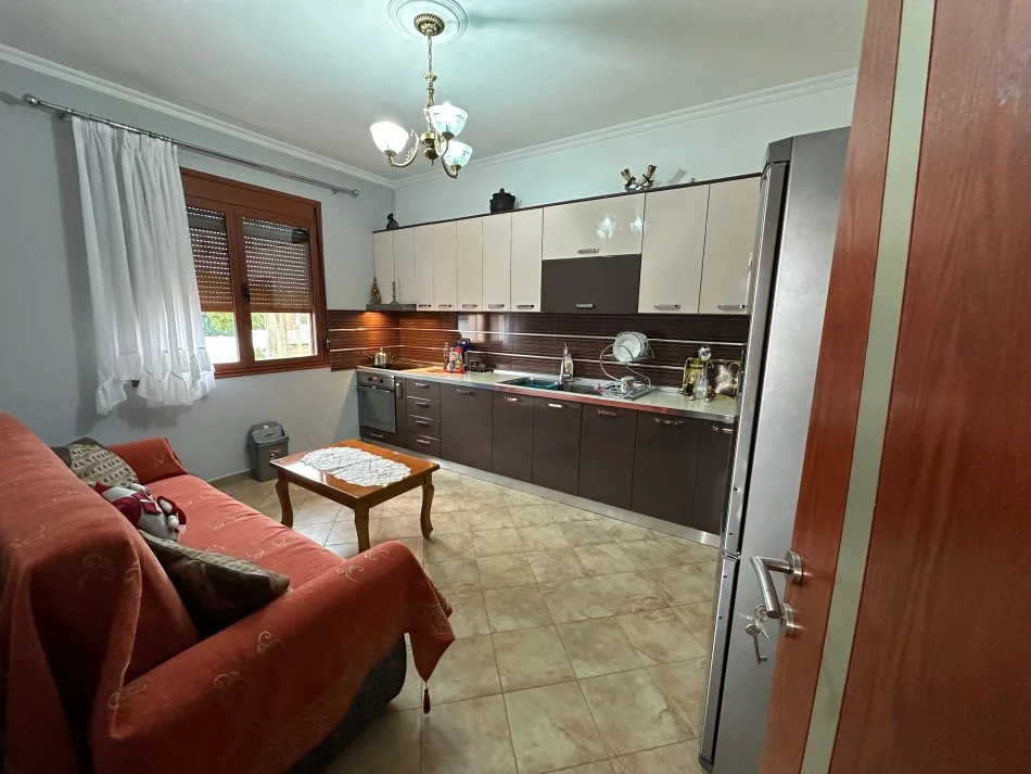 Tirane, jepet me qera apartament 2+1+Ballkon Kati 1, 114 m² 300 € (Rruga Prengaj)