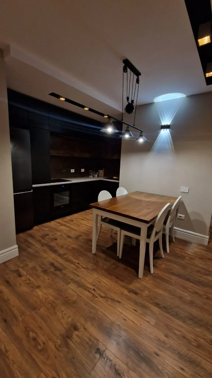 Jepet apartament me qera 2+1  ne Rruga Zagoria, Yzberisht, 450 Euro totalisht i mobiluar