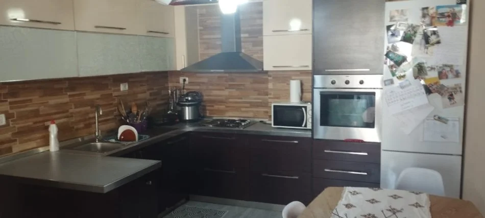 Tirane, jepet me qera apartament 2+1+Ballkon Kati 2, 85 m² 350 € (Misto mame pallatet cabej)