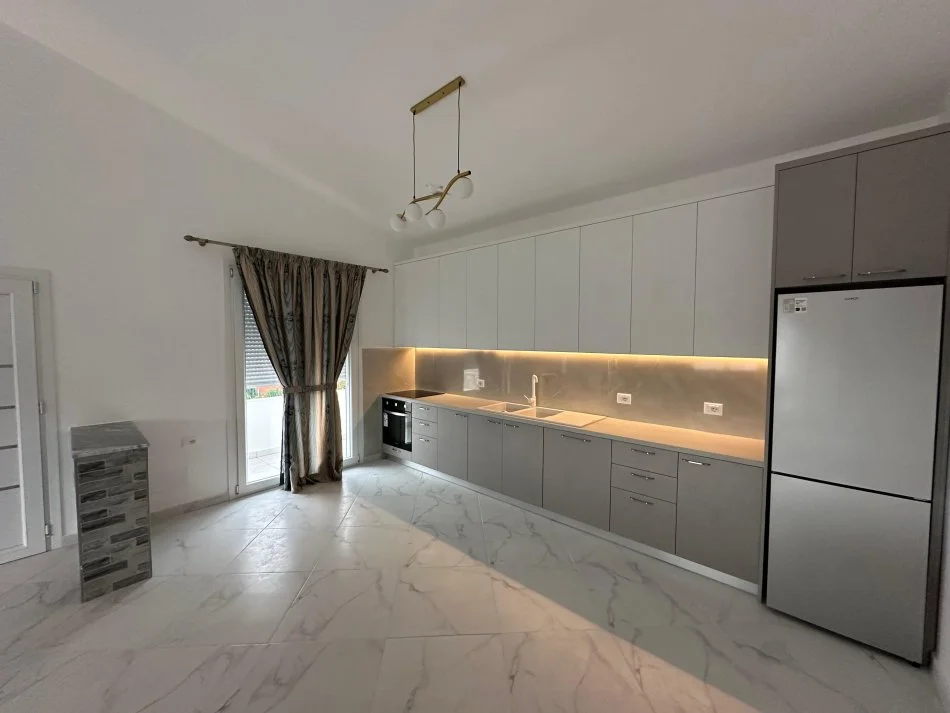 Tirane, jepet me qera apartament 2+1+Ballkon Kati 2, 114 m² 400 € (Rruga Prengaj)