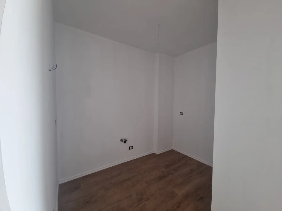 Tirane, jepet me qera zyre Kati 1, 108 m² 700 € (Rruga Dritan Hoxhaa)