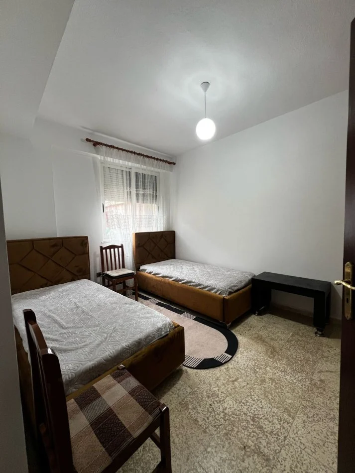 Tirane, jepet me qera apartament 2+1+Ballkon Kati 2, 90 m² 600 € (Rruga ''Muhamed Gjollesha'')