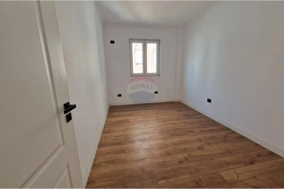 shitet , 86 m² 160.000 € (Shitet apartament 2+1 tek Report Tv)