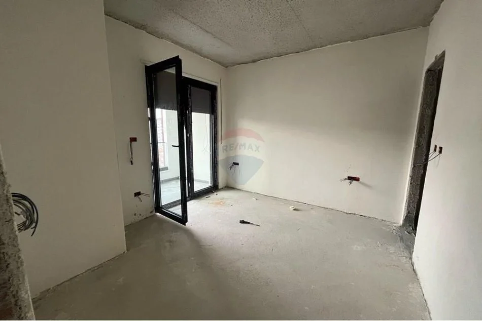 shitet , 92 m² 300.000 € (APARTAMENT 2+1+2 NE SHITJE TEK KOMUNA E PARISIT)