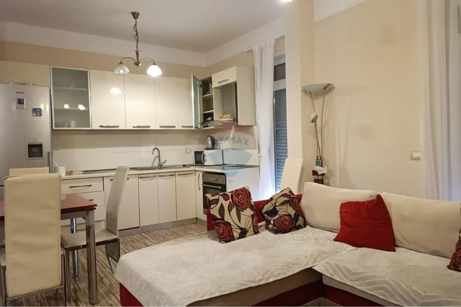 Tirane, jepet me qera apartament 2+1+Ballkon Kati 2, 81 m² 750 € (Rruga e Kavajes)