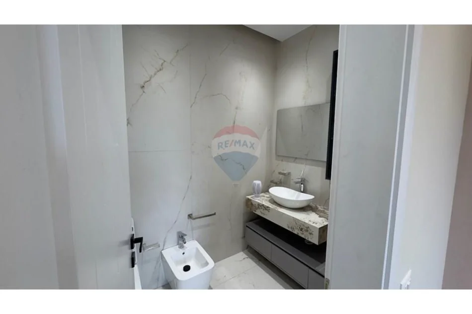 Tirane, jepet me qera zyre , 