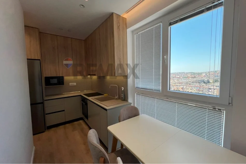 Tirane, jepet me qera apartament 2+1+Ballkon Kati 7, 109 m² 700 € (Shkolla e Bashkuar)