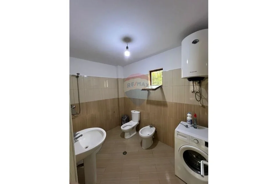 Tirane, jepet me qera apartament 2+1 , 450 € 