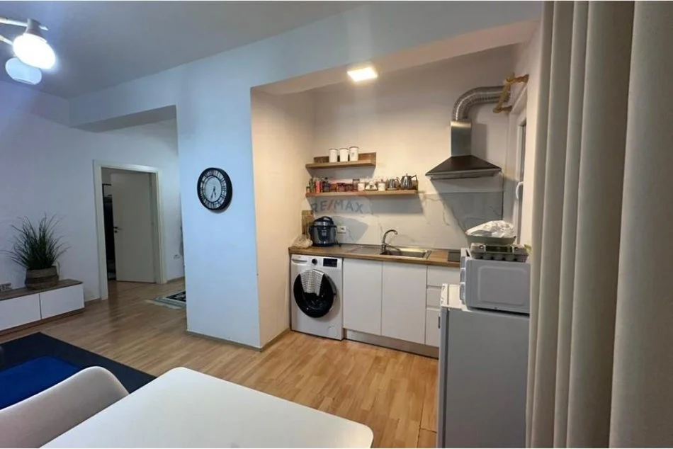 Tirane, jepet me qera apartament 1+1 Kati 4, 52 m² 650 € (Sheshi Skënderbej,)