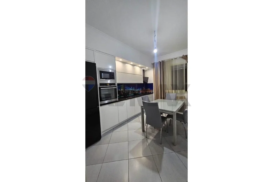 Tirane, jepet me qera apartament , 641 € 