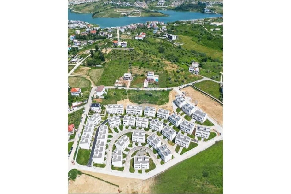 Tirane, jepet me qera Vile 2+1 , 196 m² 2.000 € (Liqeni i Thate)