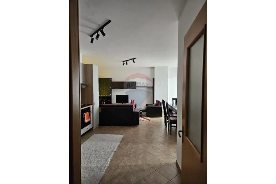 Tirane, jepet me qera apartament 2+1+Ballkon , 111 m² 550 € 