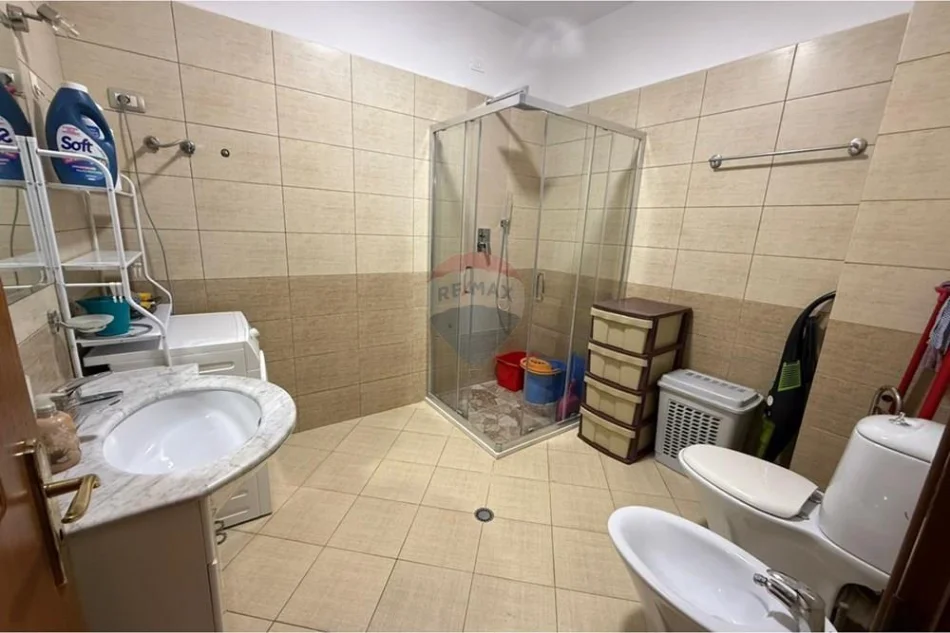 Tirane, jepet me qera apartament 2+1 , 110 m² 650 € (Rruga Islam Alla)