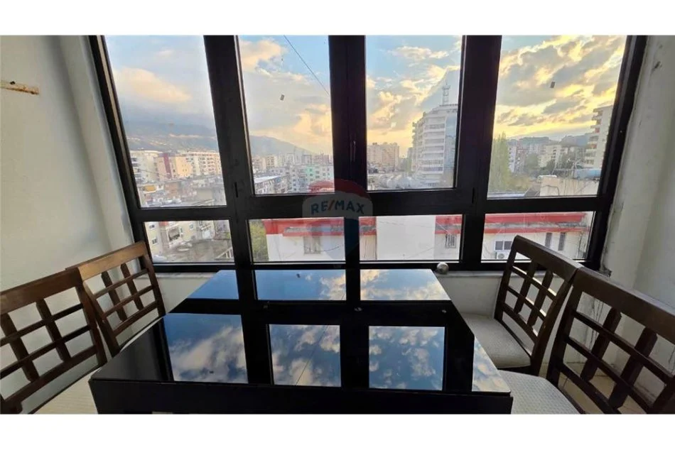 Vlore, jepet me qera apartament 2+1 , 117 m² 400 € (Rr.Laze Malo Rruga Avni Rustemi, Vlorë)