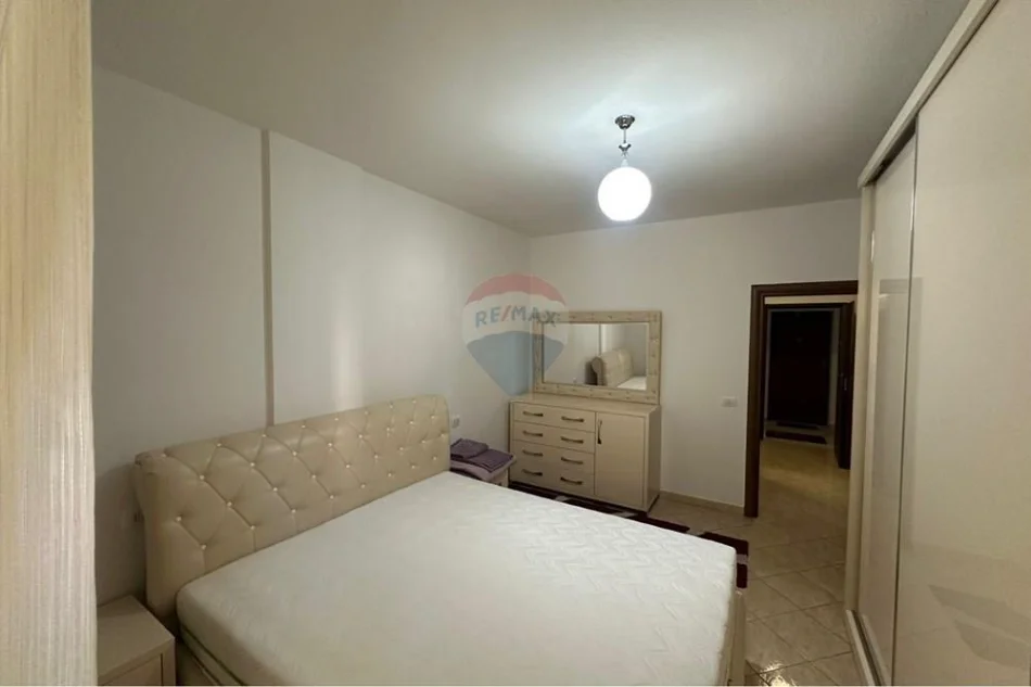 Tirane, jepet me qera apartament 1+1 Kati 3, 180 m² 600 € (Myslym Shyri)