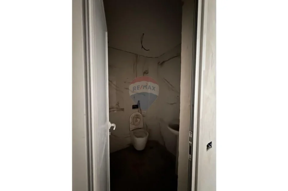 Tirane, jepet me qera ambjent biznesi Kati 2, 38 m² 650 € 