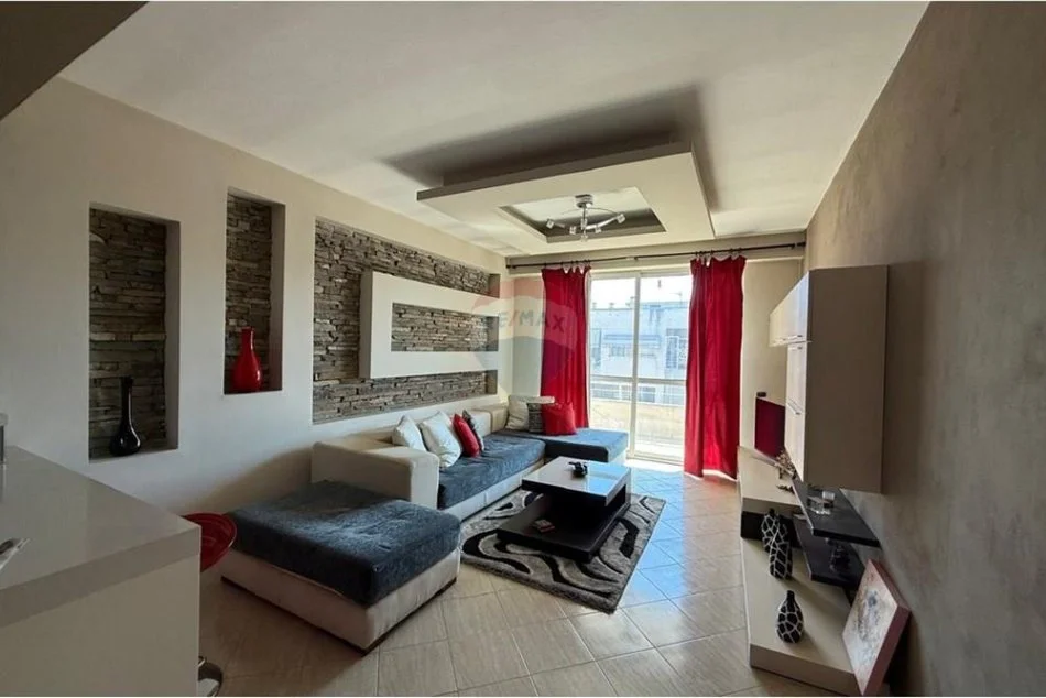 Tirane, jepet me qera apartament 2+1+Ballkon Kati 8, 105 m² 450 € 
