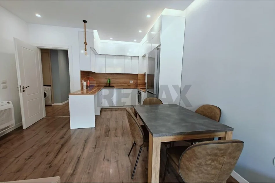 QERA, APARTAMENT 2+1+2, KINOSTUDIO, TIRANË
