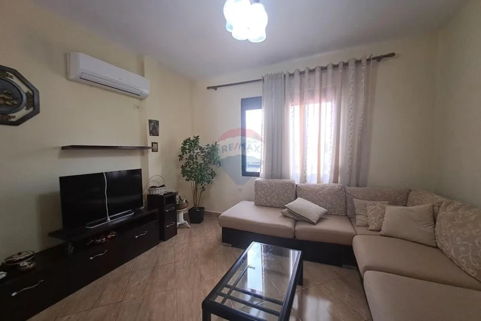 Tirane, jepet me qera 2+1 , 88 m² 500 € (Laprake)