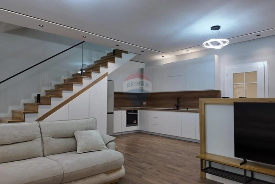 Tirane, jepet me qera Vile 2 Katshe , 191 m² 900 € (Qesarak, Tiranë)