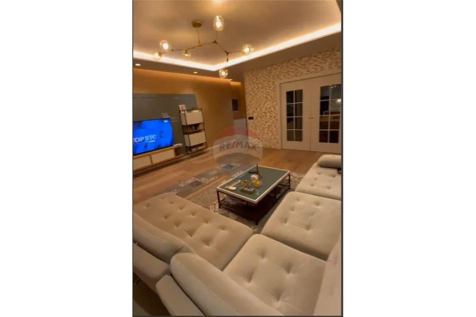 Vlore, jepet me qera apartament duplex 3+1+Ballkon Kati 6, 265 m² 350.000 € (Rruga Enver Jaho, Vlore)