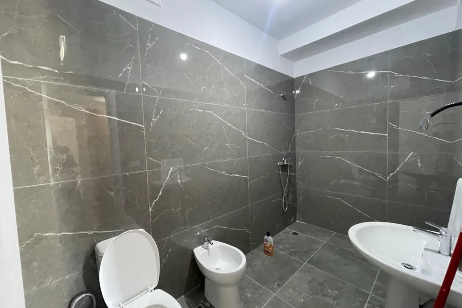 Shk. e Bashkuar, Apartament 2+1 per Qira - 55.000 Lek