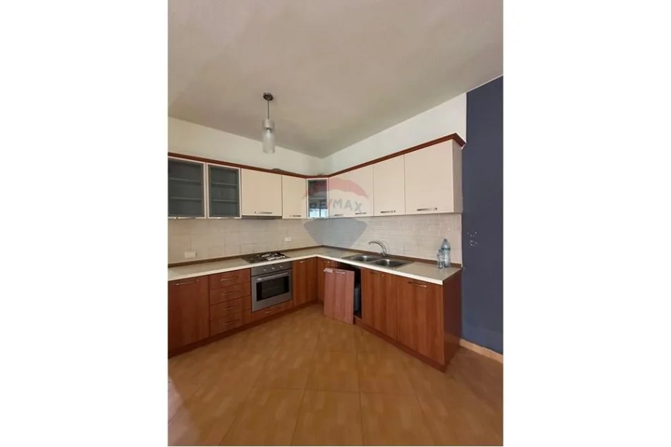 Tirane, jepet me qera apartament 2+1 Kati 4, 104 m² 350 € (Rruga Sotir Caci, Tiranë)