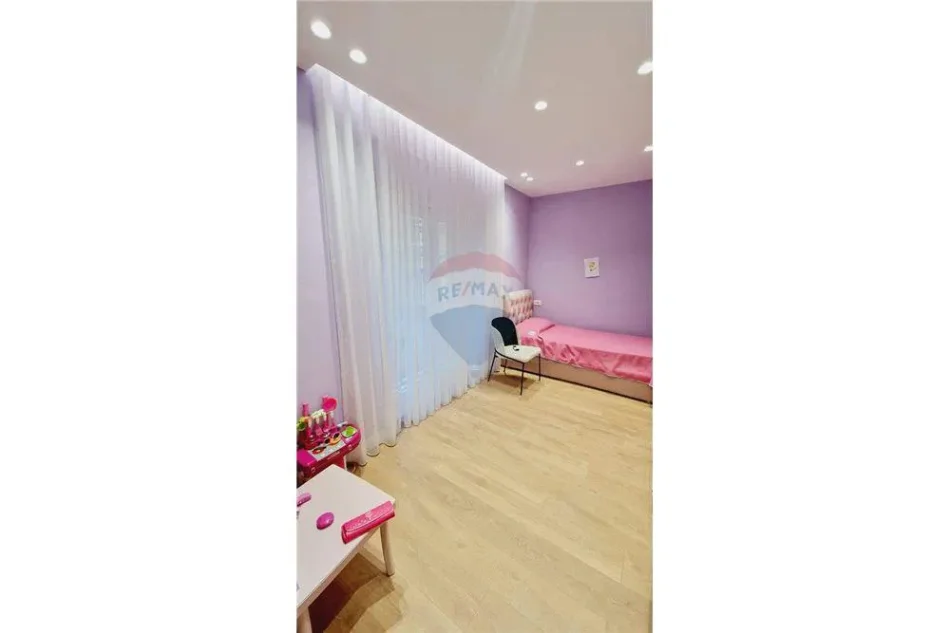 Tirane, jepet me qera apartament 2+1+Aneks+Ballkon Kati 1, 1.000 m² 725 € (Vila Gold)