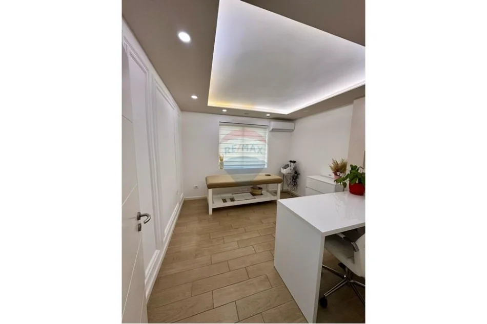 Tirane, jepet me qera zyre , 68 m² 700 € 