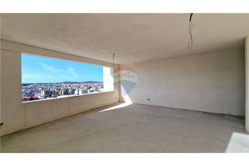 Vlore, shitet apartament+verande | Penthouse 2+1+Ballkon , (Rruga Transballkanike, përballë ish-shkollës së Naftës)