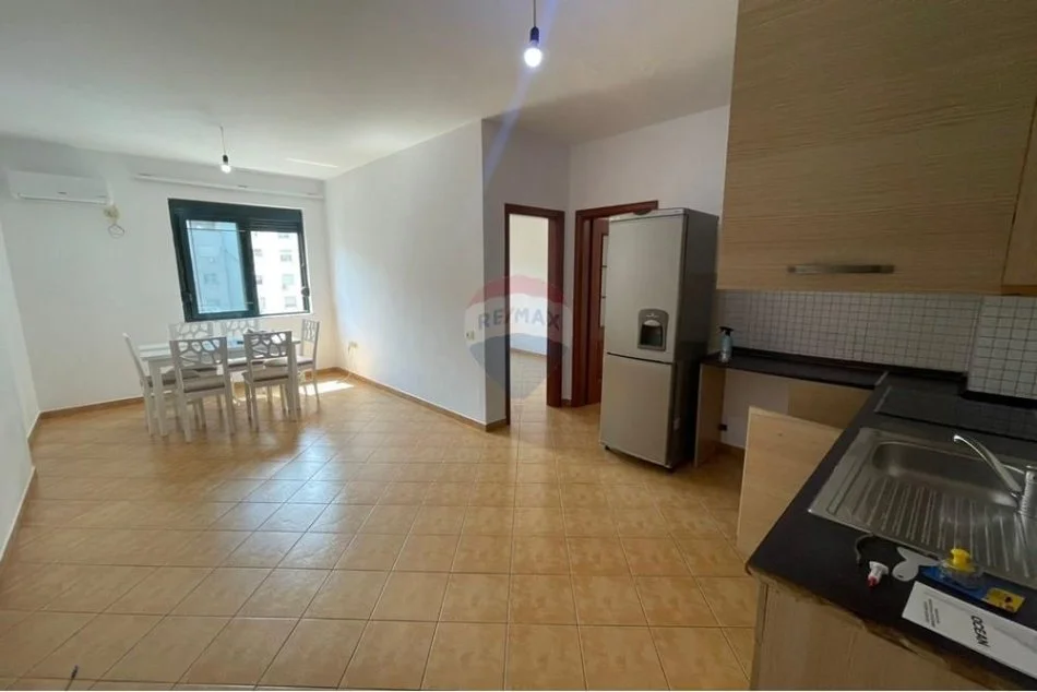 Tirane, jepet me qera apartament 2+1+Ballkon Kati 4, 80 m² 380 € 