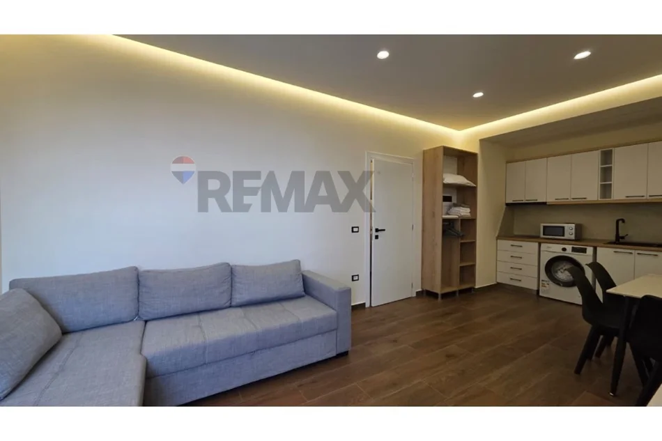 Vlore - Lungomare, jepet me qera apartament 1+1+Ballkon Kati 8, 67 m² 450 € (Rruga Reshat Osmani, Vlore)
