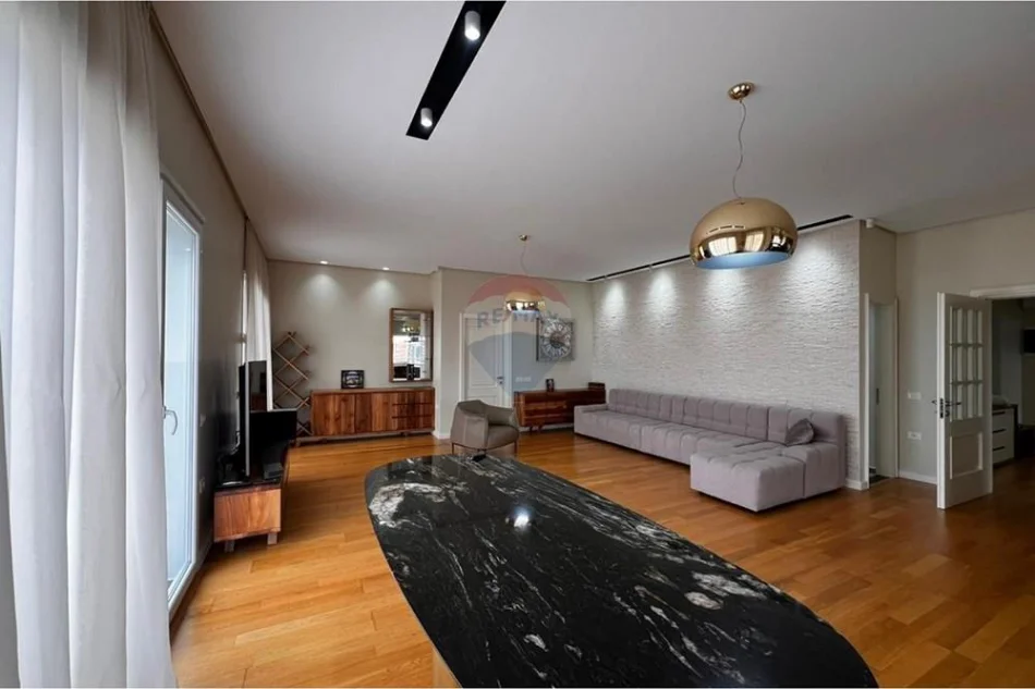 Tirane, jepet me qera apartament 2+1 , 168 m² 1.700 € (Kopshti Botanik, Tiranë)
