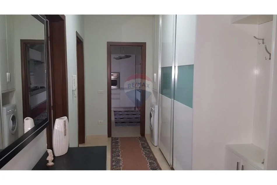 Tirane, jepet me qera apartament 1+1 , 90 m² 600 € (PAZARI RI)