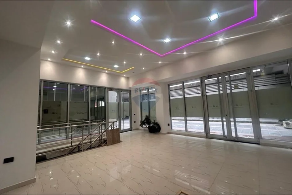 Vlore, shitet dyqan Kati 1, 112 m² 145.000 € (Bulevardi Ismail Qemali,pran Conad, Vlore)