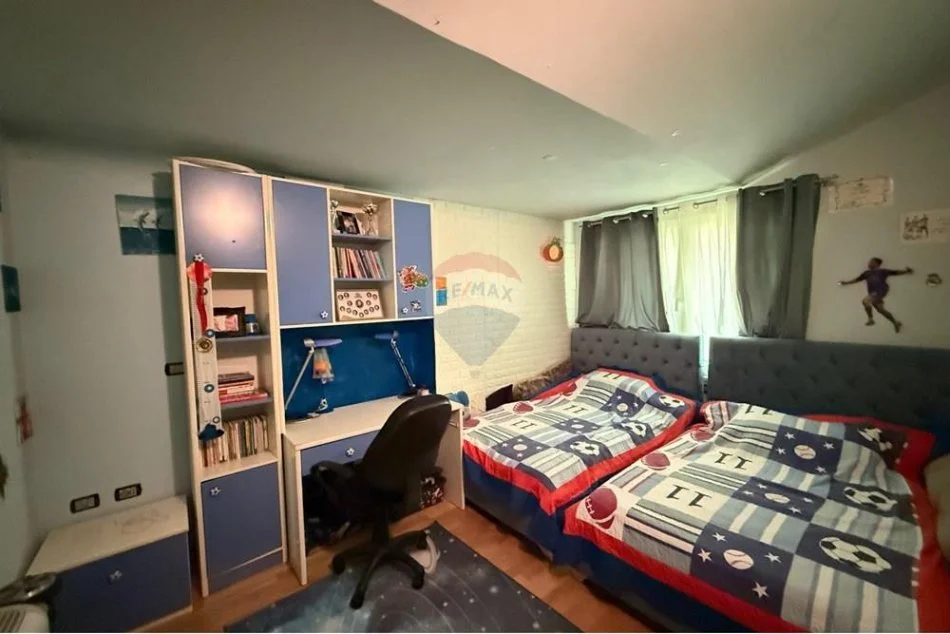 Tirane, jepet me qera apartament 3+1+Aneks+Ballkon Kati 6, 234 m² 1.500 € (liqeni i thate)