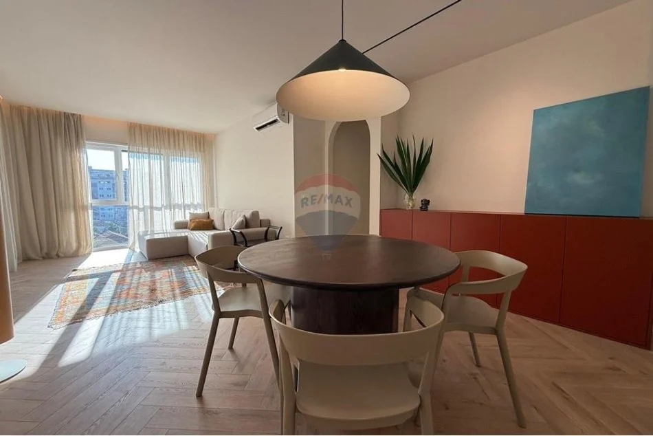 Tirane, jepet me qera apartament 2+1+Ballkon Kati 2, 95 m² 800 € (Rr.Qemal Stafa!)