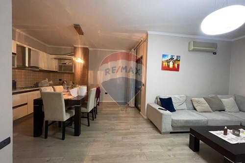 Tirane, jepet me qera apartament 2+1 , 105 m² 650 € (Komuna e Parisit)