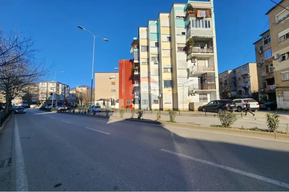 Tirane, jepet me qera , 164 m² 1.060 € (Fusha Ali Demi)