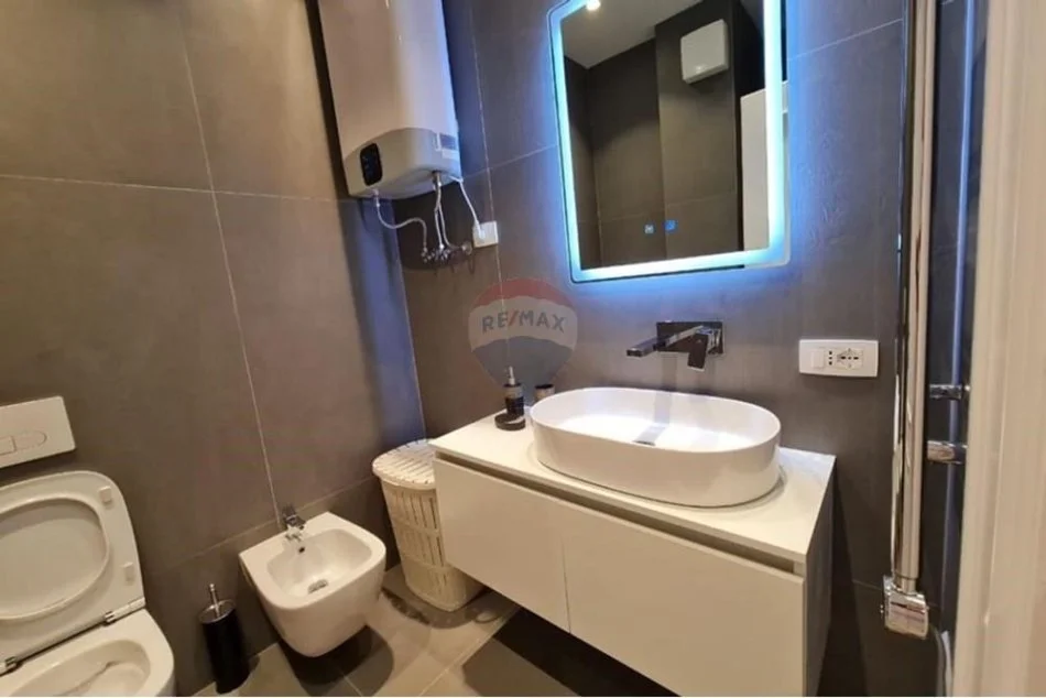 Tirane, jepet me qera apartament 3+1+Ballkon , 186 m² 2.000 € 