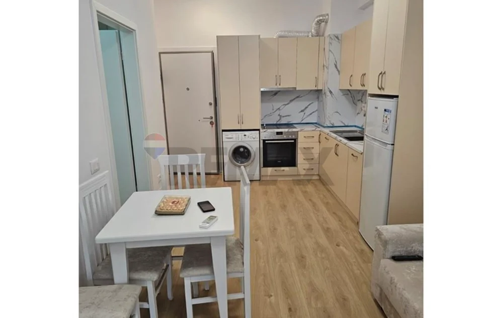 Tirane, jepet me qera apartament 1+1 Kati 2, 65 m² 400 € (kadiu)